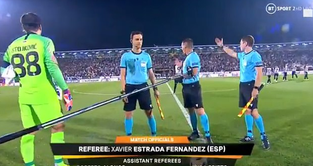 逗！曼联队长忘挑边被裁判喊回