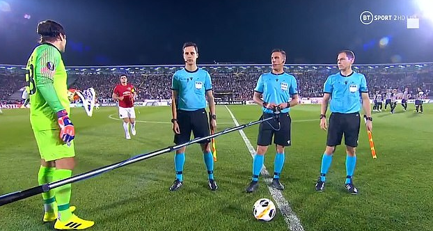 逗！曼联队长忘挑边被裁判喊回