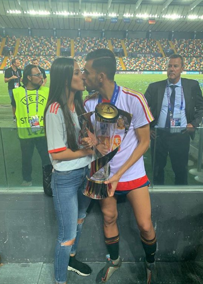 甜!阿森纳新援郎才女貌撒狗粮