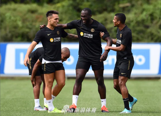 国米训练卢卡库乐开花！二弟…