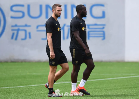 国米训练卢卡库乐开花！二弟…