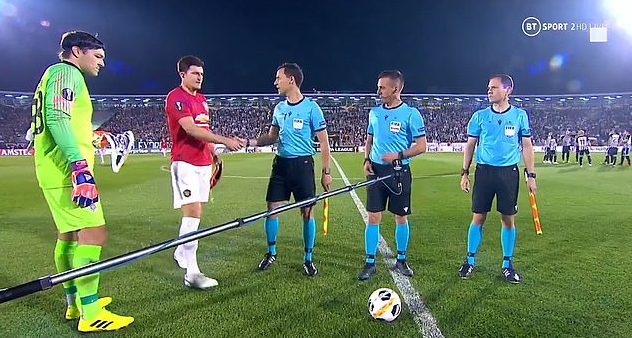 逗！曼联队长忘挑边被裁判喊回