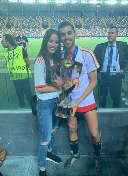 甜!阿森纳新援郎才女貌撒狗粮