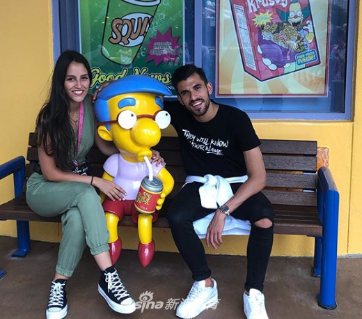 甜!阿森纳新援郎才女貌撒狗粮