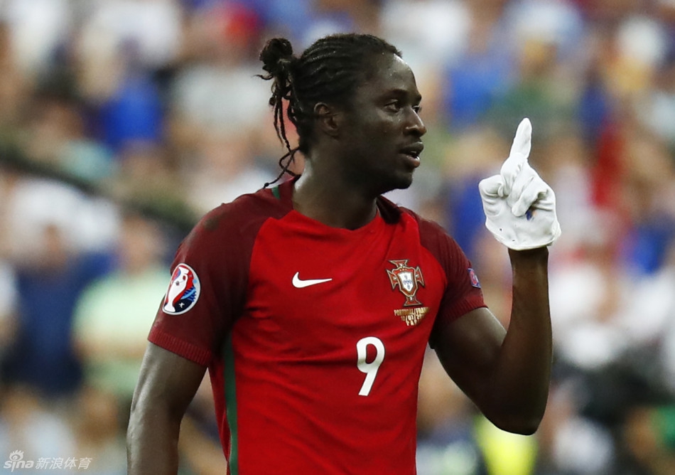 C罗圆梦3年啦！幸福高举欧洲杯