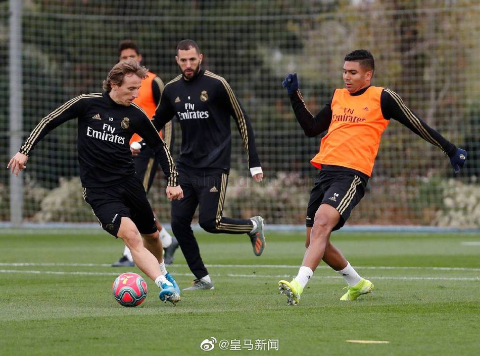 西甲闹大乌龙！这球谁看得清啊