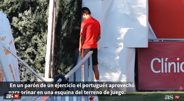 逗！1.2亿帝星训练时跑墙角撒尿