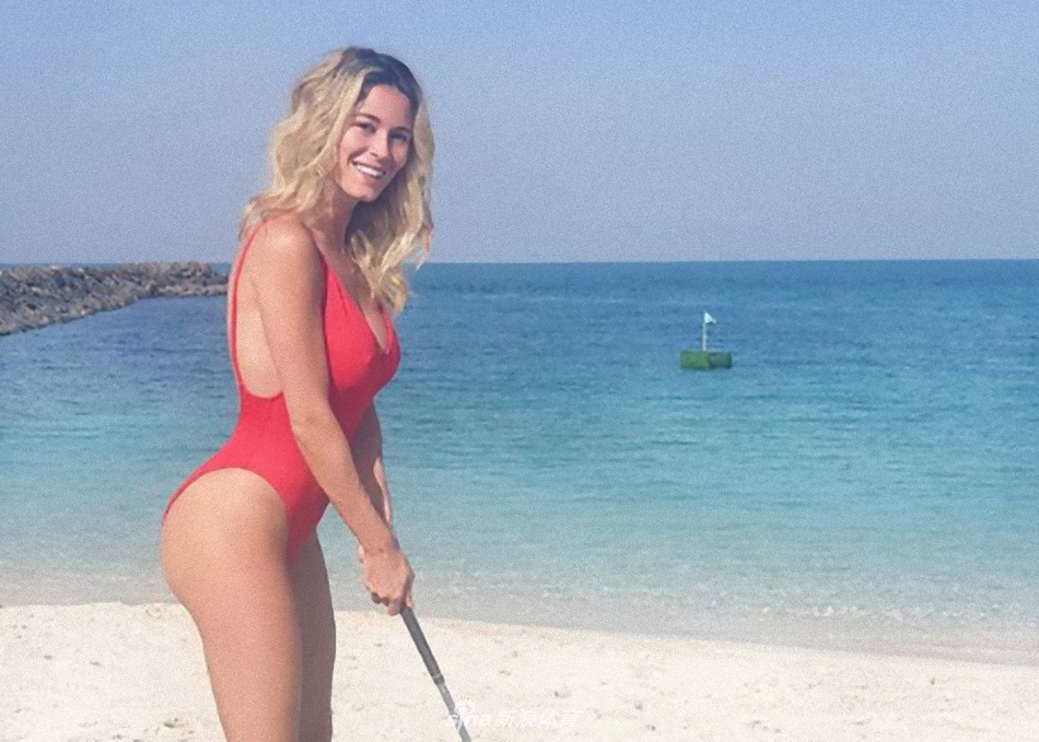 火辣身姿！美女主播泳池生日趴