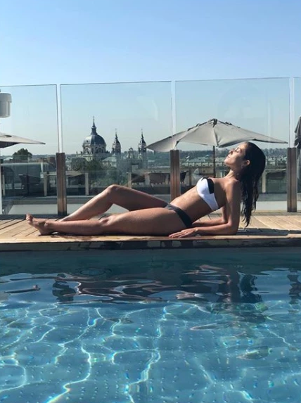 曲线撩人！皇马妖星女友泳装照