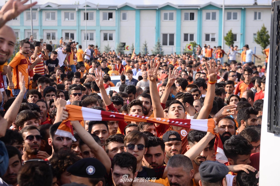 2.5万球迷喜迎强援 场面太震撼