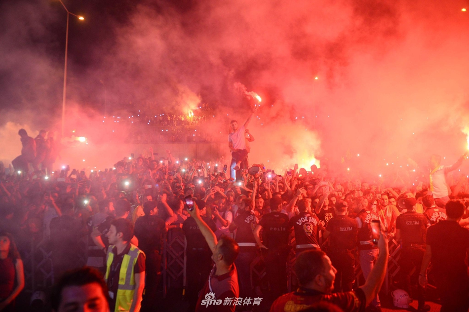 2.5万球迷喜迎强援 场面太震撼