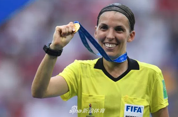 欧洲超级杯主裁是她 瞧这气质