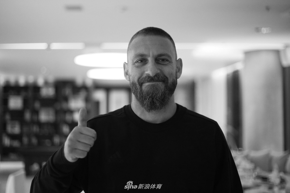 德罗西加盟博卡！球迷疯狂迎接