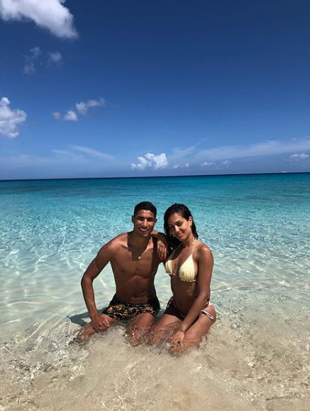 曲线撩人！皇马妖星女友泳装照