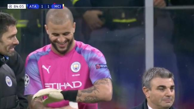 曼城铁卫客串门将!这一幕笑喷