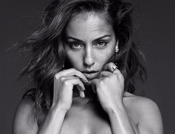 曲线撩人！皇马妖星女友泳装照