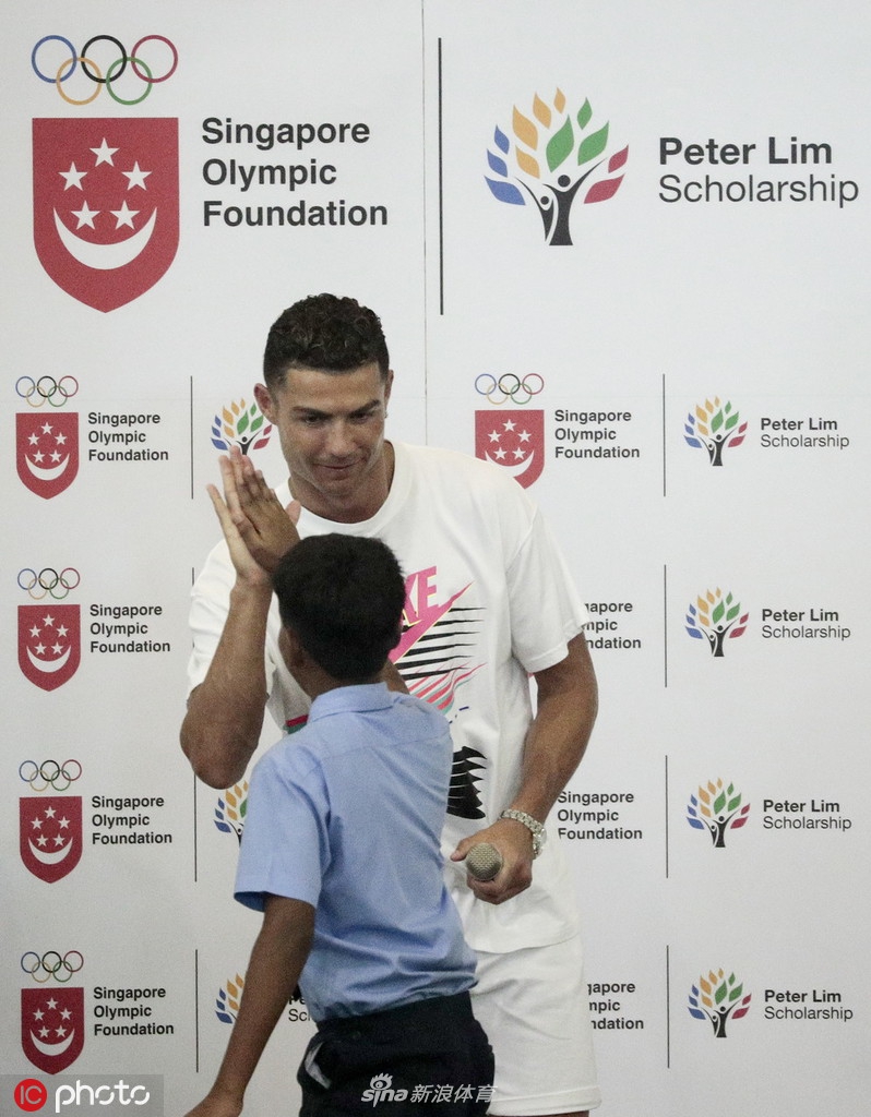 C罗与小学生互动 这魅力没说的