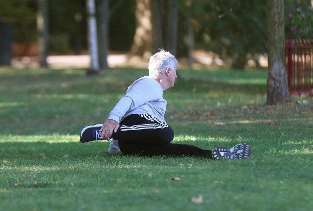 穆帅独自在公园锻炼 瞧这身手