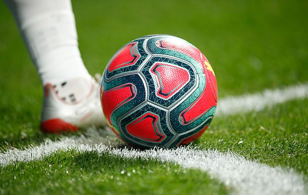 西甲闹大乌龙！这球谁看得清啊