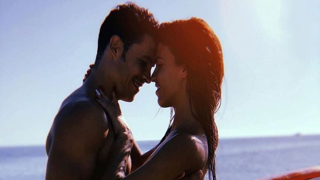 美女主播穿泳装与男友甜蜜缠绵