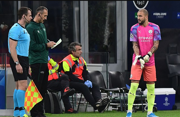 曼城铁卫客串门将!这一幕笑喷