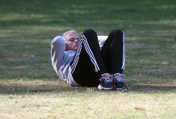 穆帅独自在公园锻炼 瞧这身手