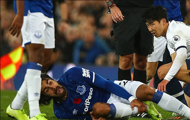 赞!孙兴O进球后双手合十致意戈麦斯