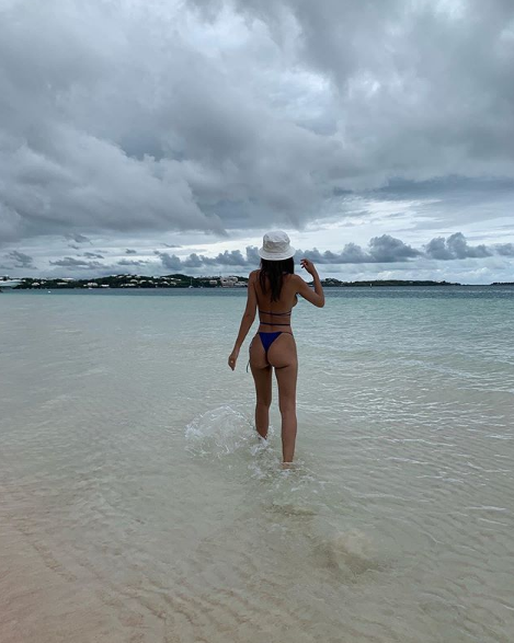 名模钟情足球 眼神撩人身材火