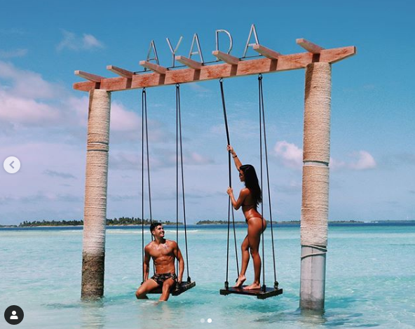 美女主播穿泳装与男友甜蜜缠绵