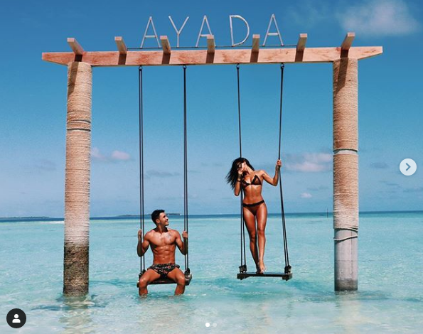 美女主播穿泳装与男友甜蜜缠绵