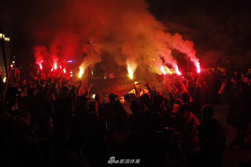 2.5万球迷喜迎强援 场面太震撼