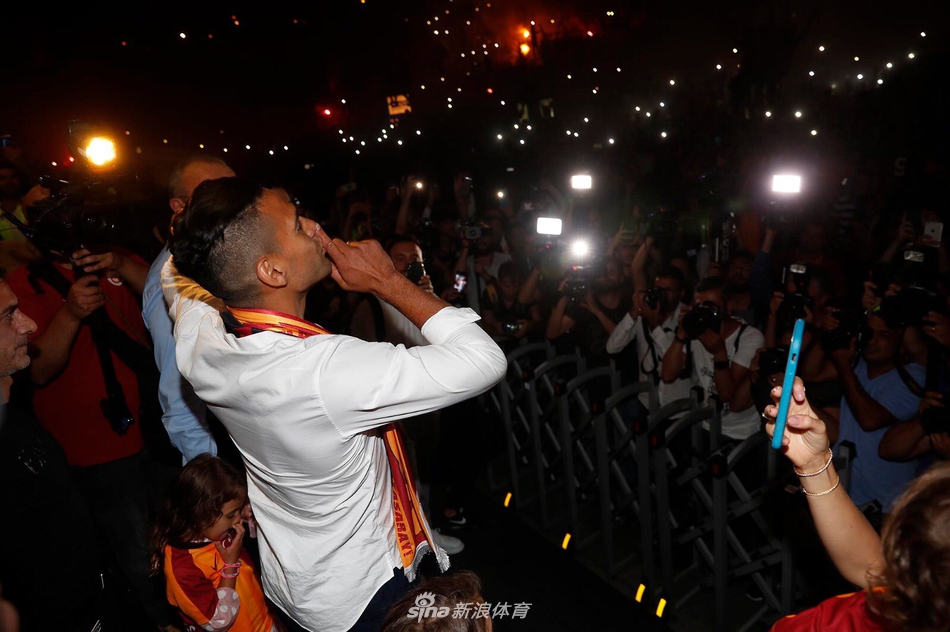 2.5万球迷喜迎强援 场面太震撼