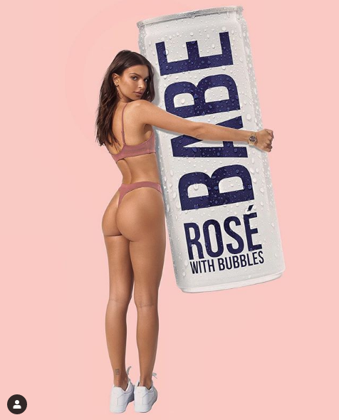 名模钟情足球 眼神撩人身材火