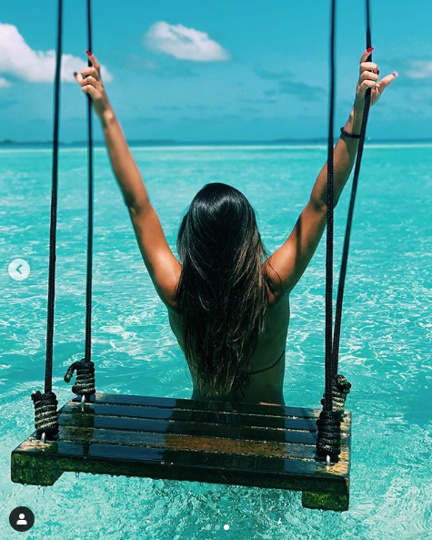 美女主播穿泳装与男友甜蜜缠绵