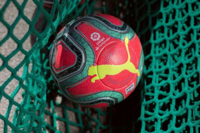 西甲闹大乌龙！这球谁看得清啊