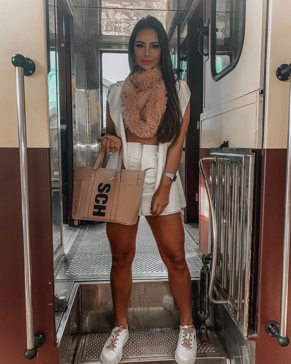 美女球迷倾心劲旅 笑颜惊艳