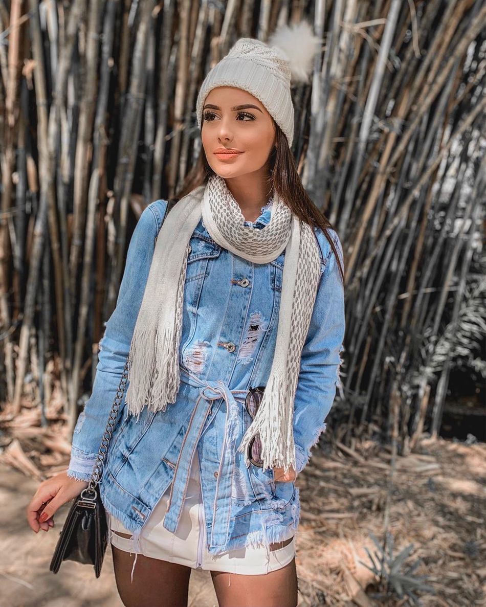 美女球迷倾心劲旅 笑颜惊艳