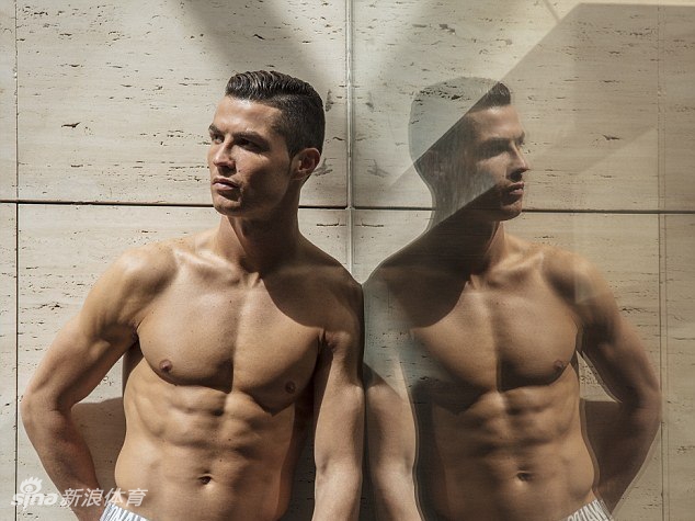 C罗变身超级英雄！这肌肉线条绝了