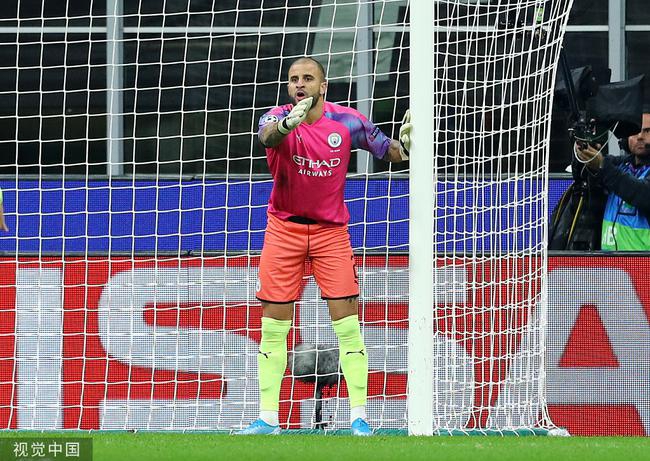 曼城铁卫客串门将!这一幕笑喷