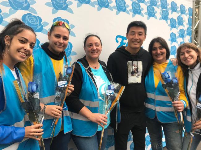 武磊体验巴塞罗那情人节 送妻子蓝色玫瑰