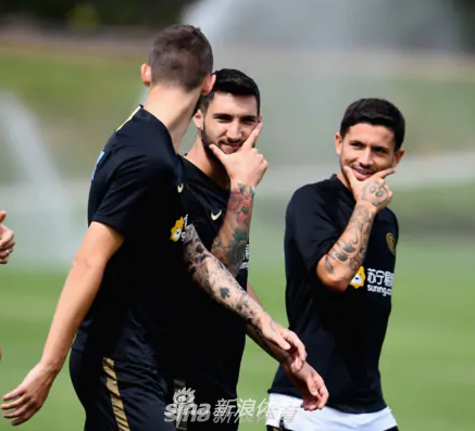 国米训练卢卡库乐开花！二弟…