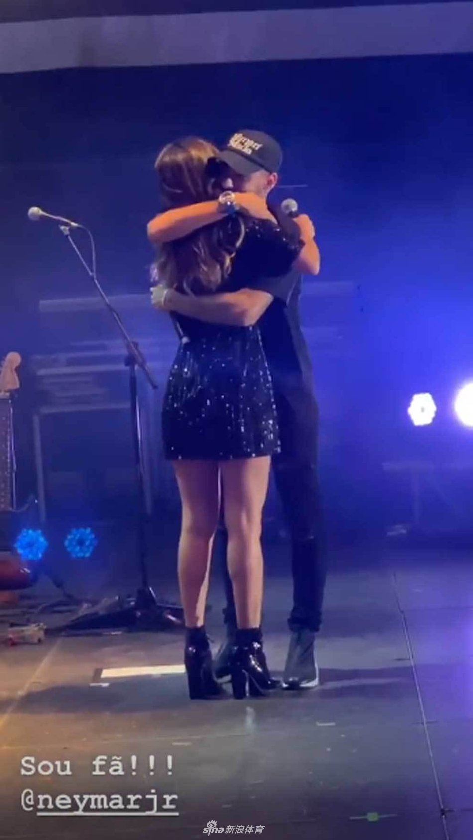 火辣美女歌星 内马尔是她铁粉