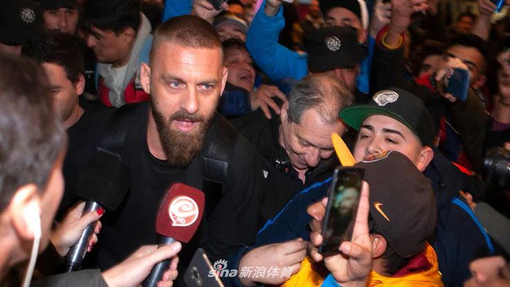 德罗西加盟博卡！球迷疯狂迎接