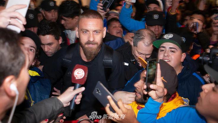 德罗西加盟博卡！球迷疯狂迎接