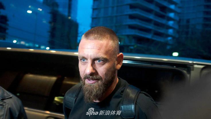 德罗西加盟博卡！球迷疯狂迎接