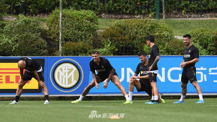 国米训练卢卡库乐开花！二弟…