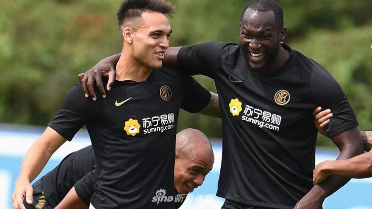 国米训练卢卡库乐开花！二弟…