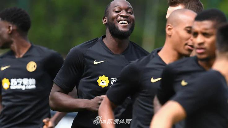国米训练卢卡库乐开花！二弟…