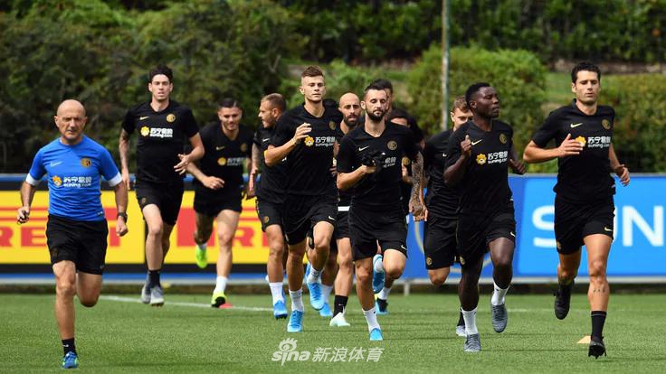 国米训练卢卡库乐开花！二弟…