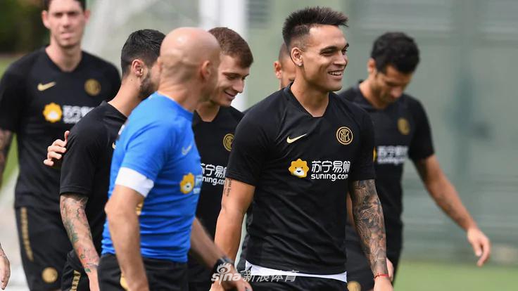 国米训练卢卡库乐开花！二弟…